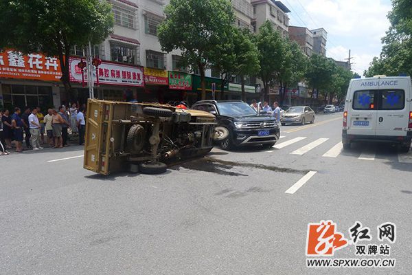 双牌交警：为救护车打开绿色通道_副本.jpg