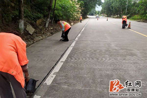 雙牌縣公路建設養護中心清灌路面縫為國評加分