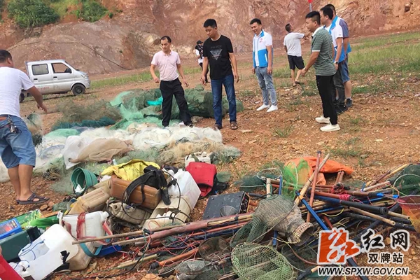 双牌义工协会协助公安烧毁渔具进行禁渔宣传照片1_副本_加水印.jpg