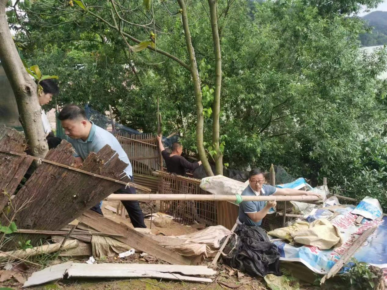 上梧江 清理垃圾.png