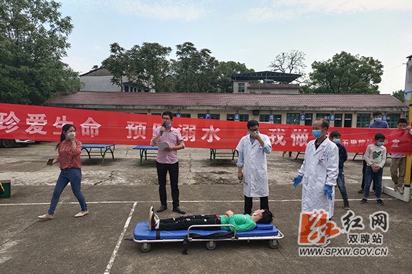 H五里牌镇中学：应急演练形式多样 远离危险守护生命 (4).jpg