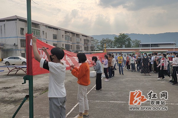 H五里牌镇中学：应急演练形式多样 远离危险守护生命 (2).jpg