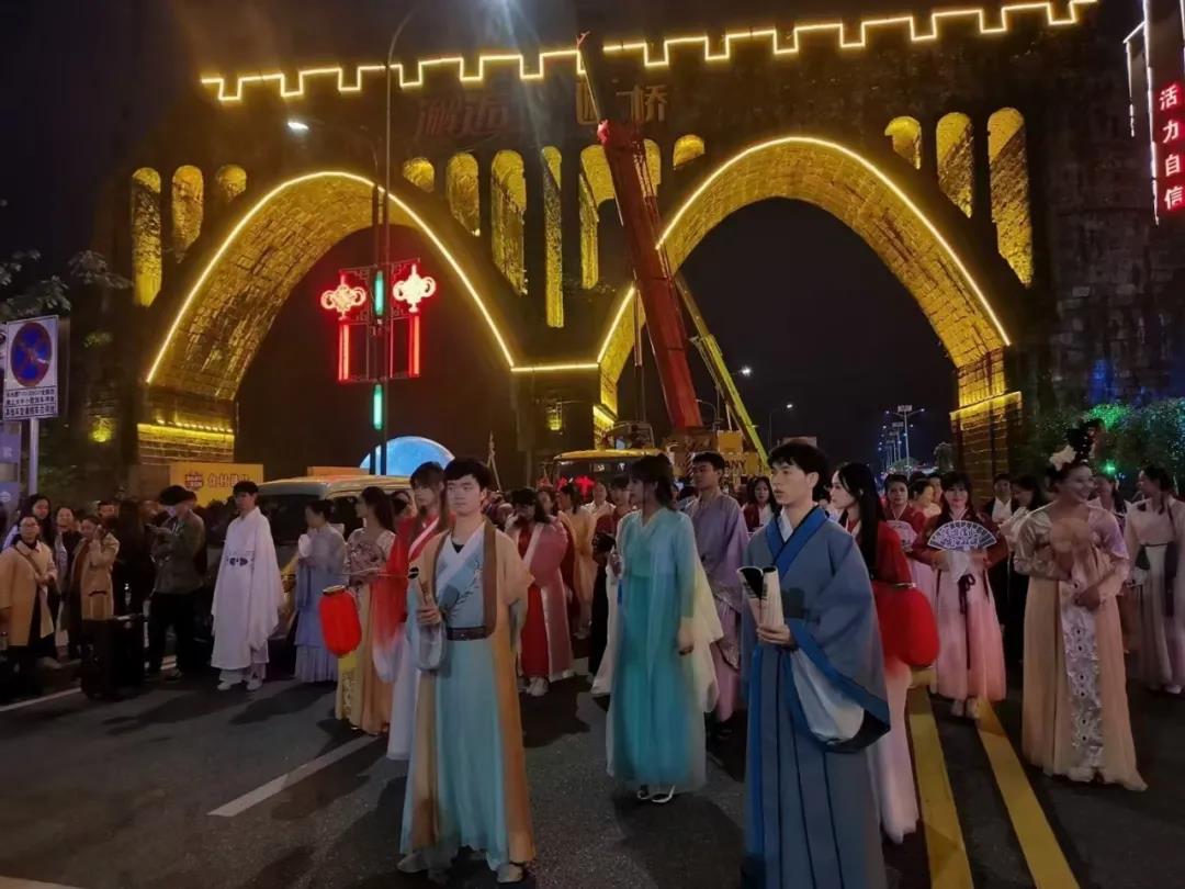 汉服.jpg 汉服.jpg