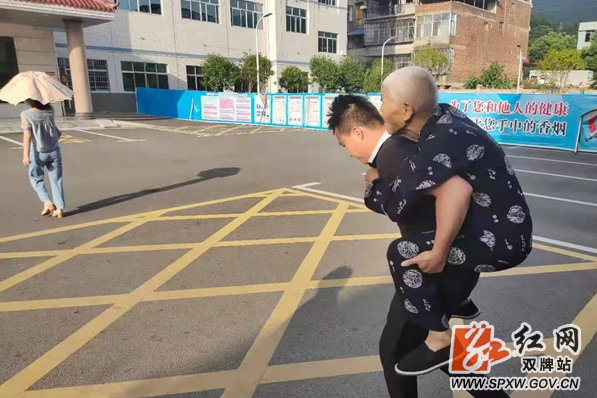 蛇伤交警1_副本_副本.jpg