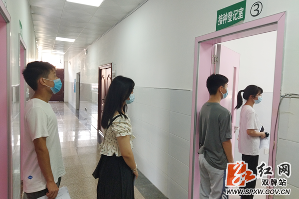 学生保持安全距离排队接种_副本_副本.png