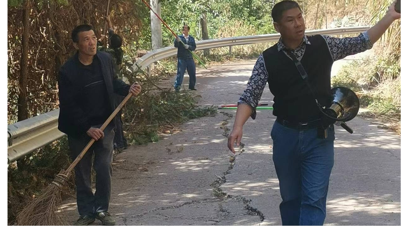 双牌大叶江村：砍青扫障，防患于未“燃”1.jpg