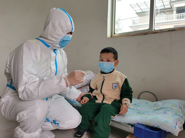 3月18日，双牌县泷泊镇中心幼儿园举行新冠肺炎疫情防控应急安全演练活动，大家严格按照规定流程进行，分别模拟入园、晨检、应急处置（幼儿出现发热、胸闷等异常情况）等场景，开展实地演练。