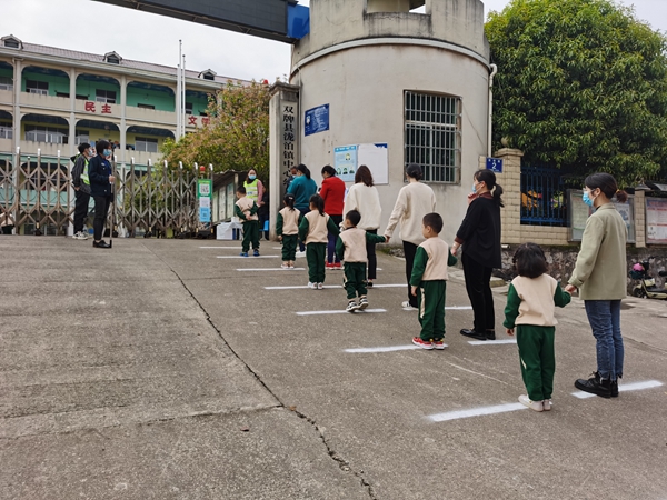 3月18日，双牌县泷泊镇中心幼儿园举行新冠肺炎疫情防控应急安全演练活动，大家严格按照规定流程进行，分别模拟入园、晨检、应急处置（幼儿出现发热、胸闷等异常情况）等场景，开展实地演练。