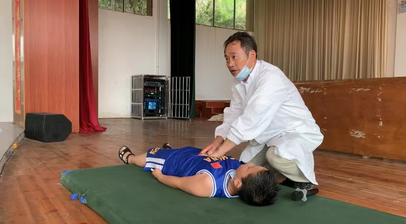 泷泊镇中心小学:开展“防溺水”应急演练活动1.png 泷泊镇中心小学:开展“防溺水”应急演练活动1.png