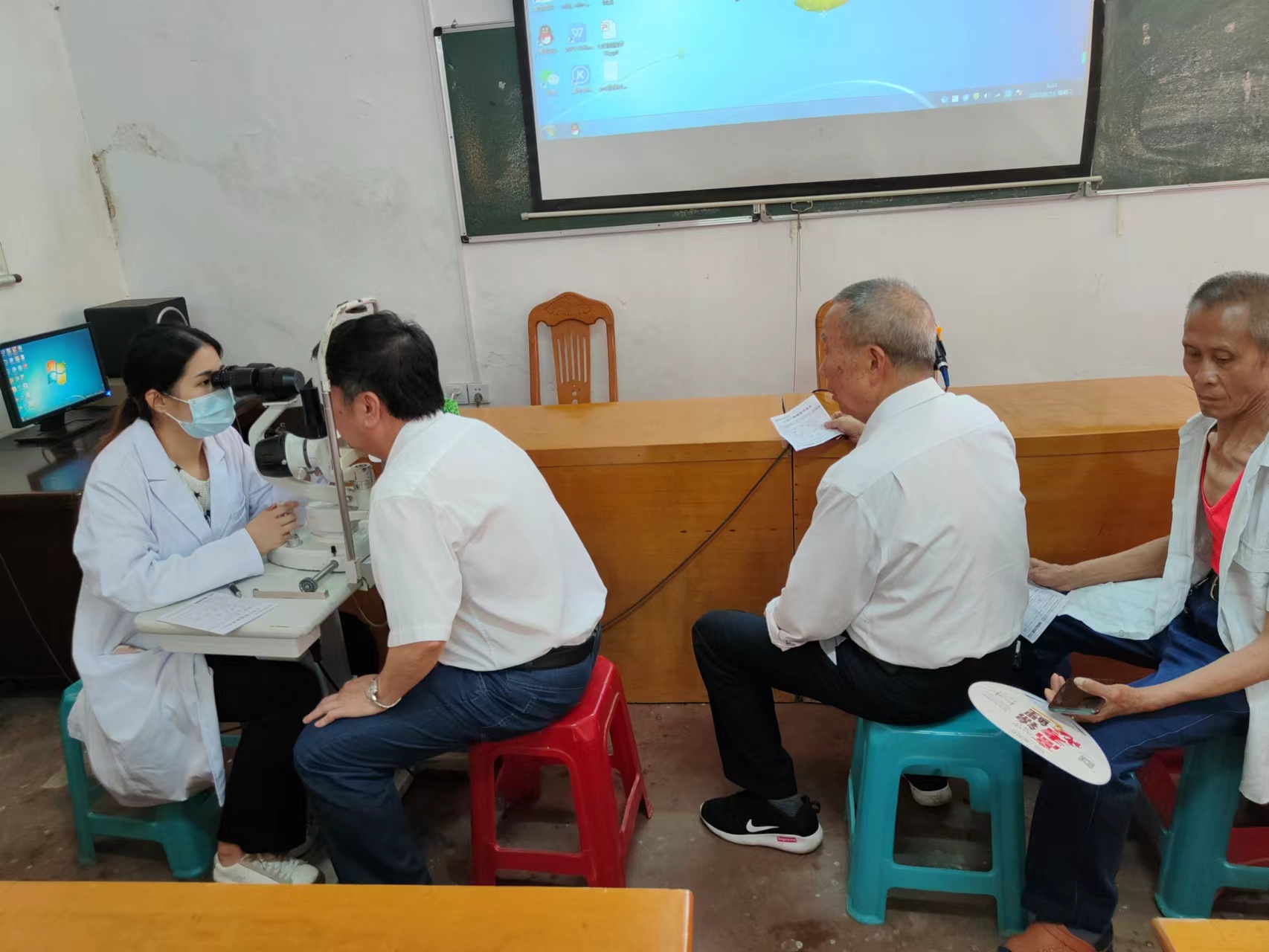 关爱眼部健康，点亮银龄时光.jpg
