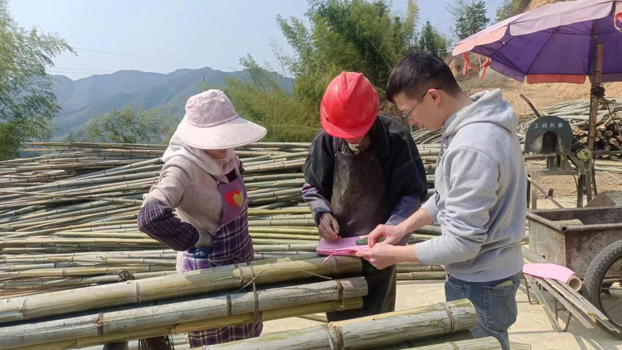 双牌何家洞镇：遵守交通法 安全伴我行.png
