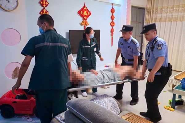 女子家中摔倒受伤 民警及时送医救助_副本.jpg