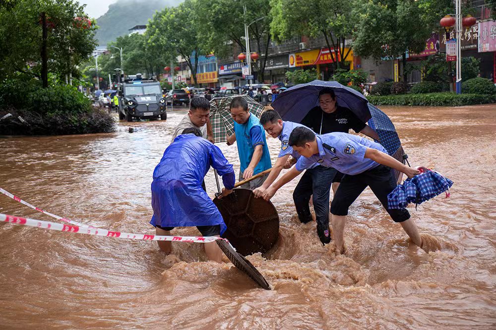 本网讯 6月25日，暴雨袭击双牌，双牌党员干部与志愿群众齐心协力，全力以赴保障人民群众生命财产安全，最大程度降低灾害损失。（摄影 张宏）