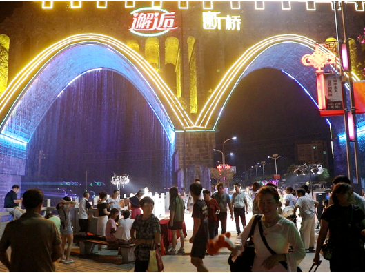 “夜赏·双牌”沉浸式夜游点亮国庆夜 汉服打卡河畔音乐会引热潮