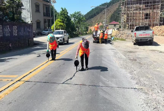 双牌公路开展夏季道路灌缝养护行动  