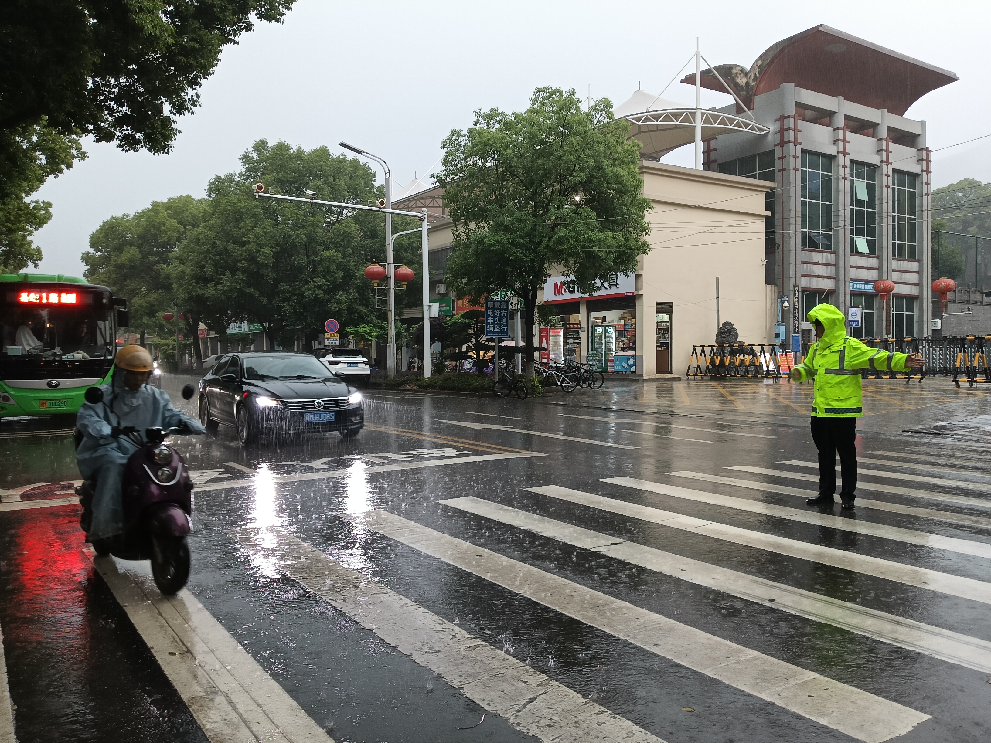 雨情就是警情！为应对本轮暴雨天气，双牌交警迅速响应、全警出动，以雨为令、以雨为引，对易积水路段、湿滑路面加强巡逻值守，遇有山体滑坡、路基塌方迅速管控预警，在风雨中保驾护航，在车流中坚守岗位。