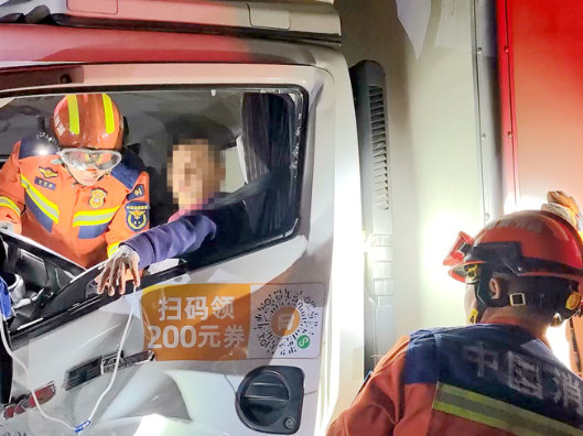 车辆弯道失控撞山 司机被困 双牌消防15分钟成功救援