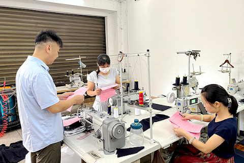 双牌社保中心走进工业园区送政策送服务