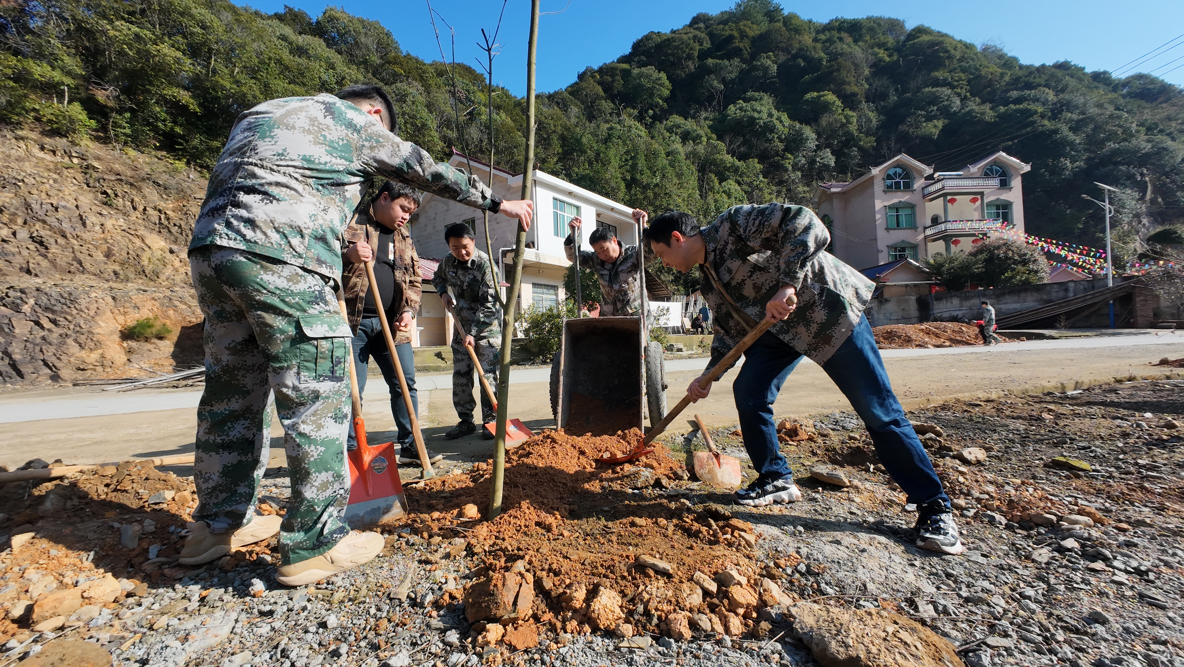 五星岭乡开展春季义务植树活动 (1).jpg