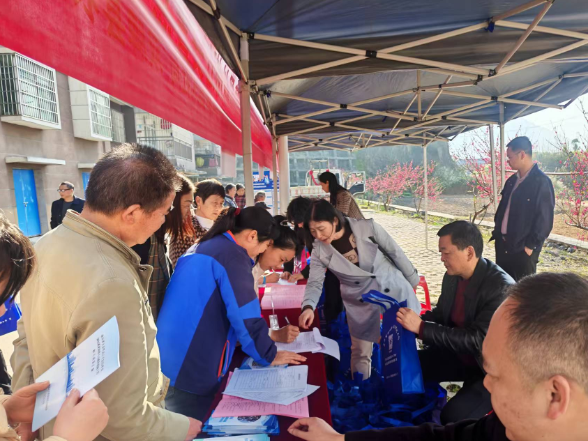 双牌县人社局：专场招聘进安置点 就业帮扶暖民心