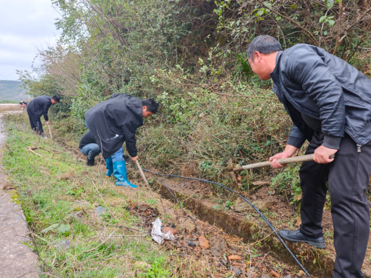 双牌县江村镇：干群齐发力 清渠保生产