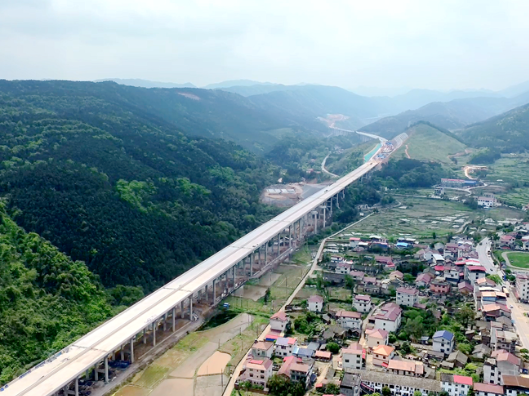 零道高速全线隧道实现双洞贯通 项目建设提速冲刺