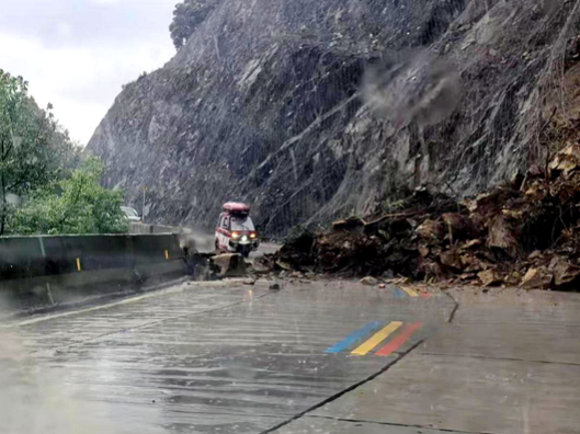 双牌：两小时极速抢通垮塌公路 守护群众出行生命线