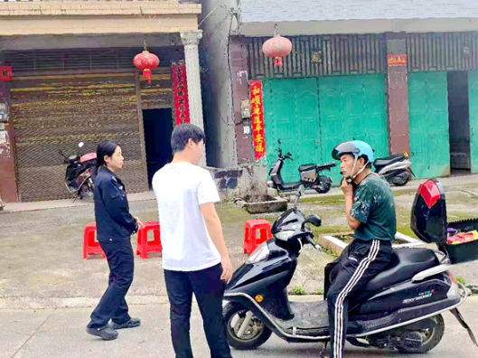 双牌茶林镇开展“一盔一带”交通安全执法宣传行动