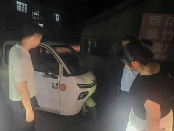 双牌打鼓坪乡：“农闲夜访”查飞线 安全宣传进农家