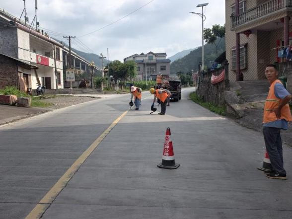 双牌公路：精准实施路面灌缝专项养护 精修病害筑牢干线通行保障