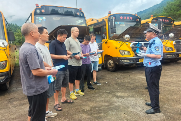 双牌：校车“全面体检”迎开学 筑牢学生出行安全防线