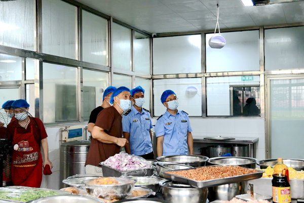 双牌：开学前食堂全面“体检” 筑牢校园食品安全防线