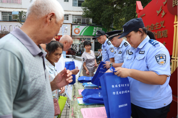 双牌公安开展节前防范经济犯罪宣传活动