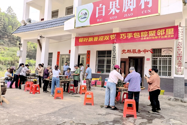 双牌五星岭乡：粽叶飘香迎双节 巧手包粽聚邻里