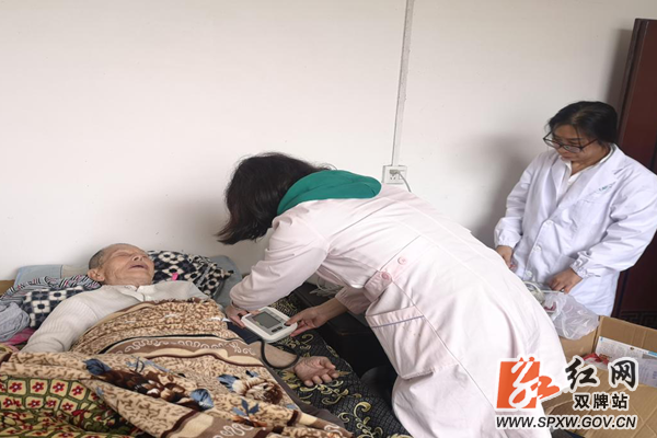 医务人员为长期躺床的老复员军人检查_水印.png