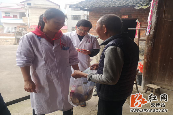 医务人员为交通不便的老复员军人免费送药_水印.png