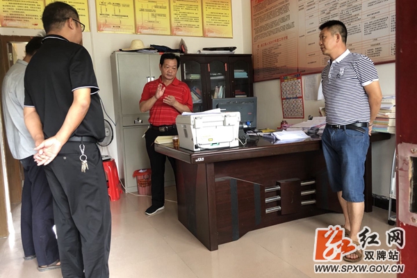 唐冬华在麻江镇参观“两室”规范化建设情况1_副本_加水印.jpg