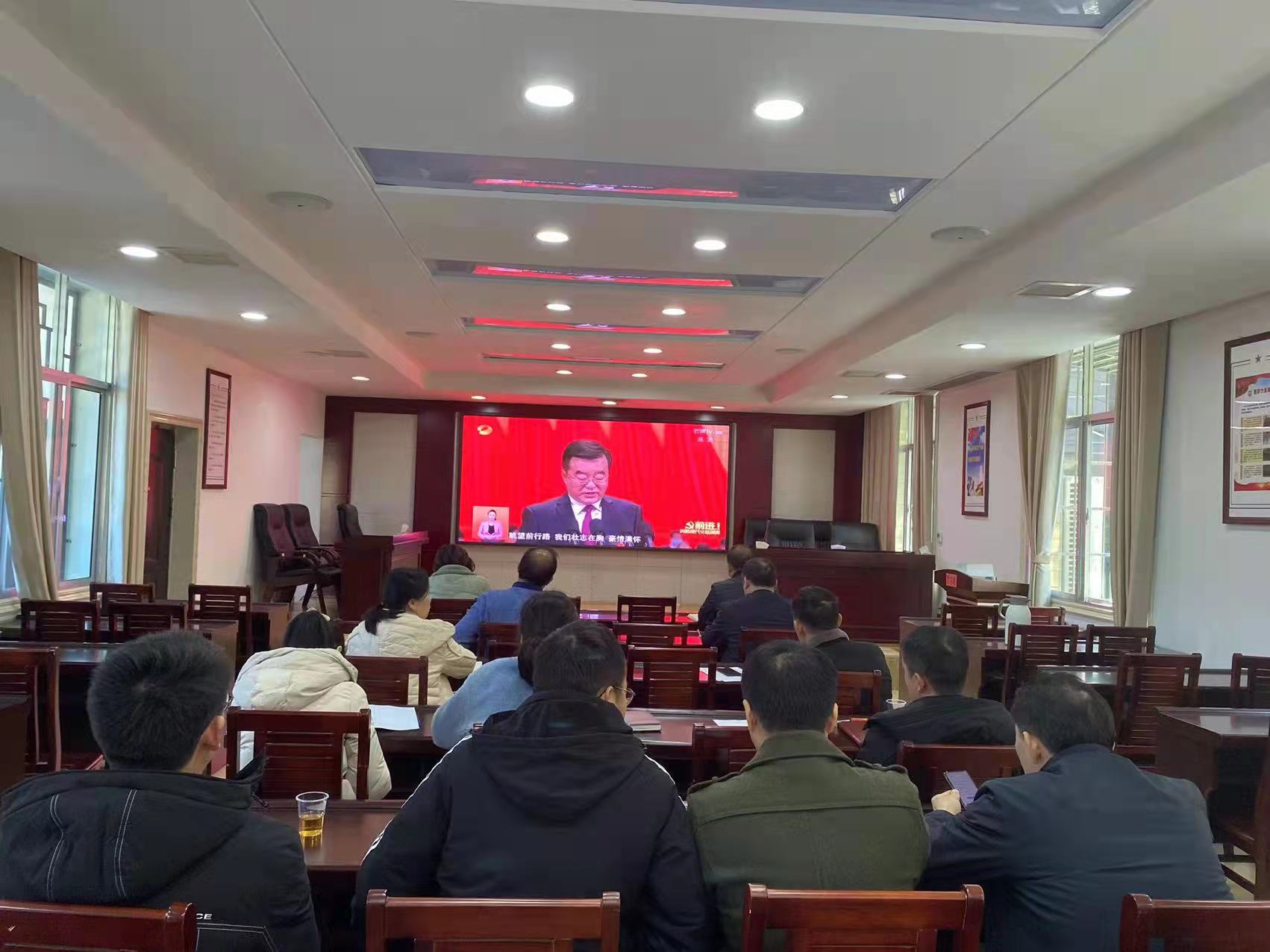 五星岭组织全体干部职工观看党代会开幕式.jpg