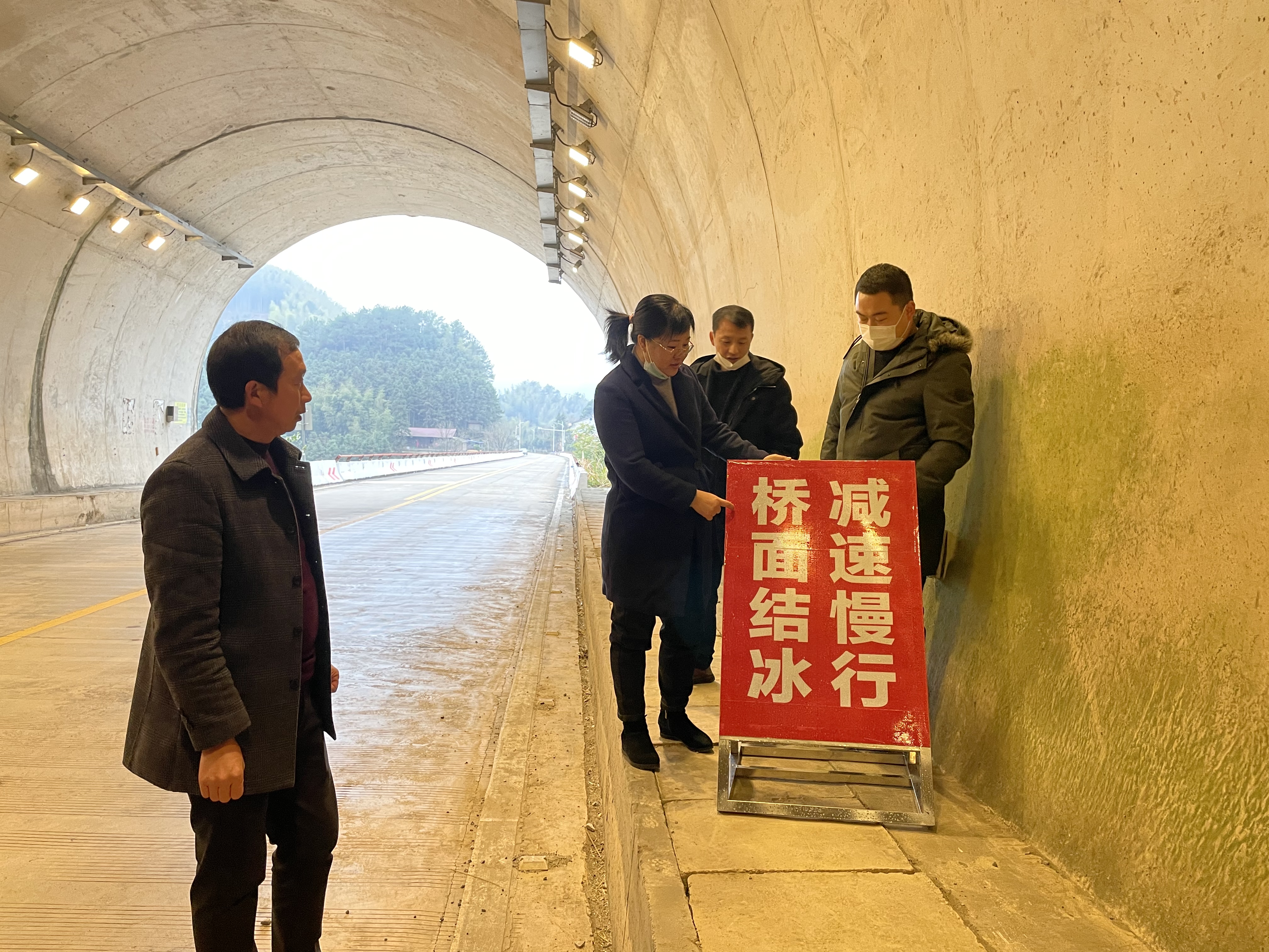 五星岭乡：强化应对低温雨雪冰冻天气 用汗水增添“温暖”3.jpg