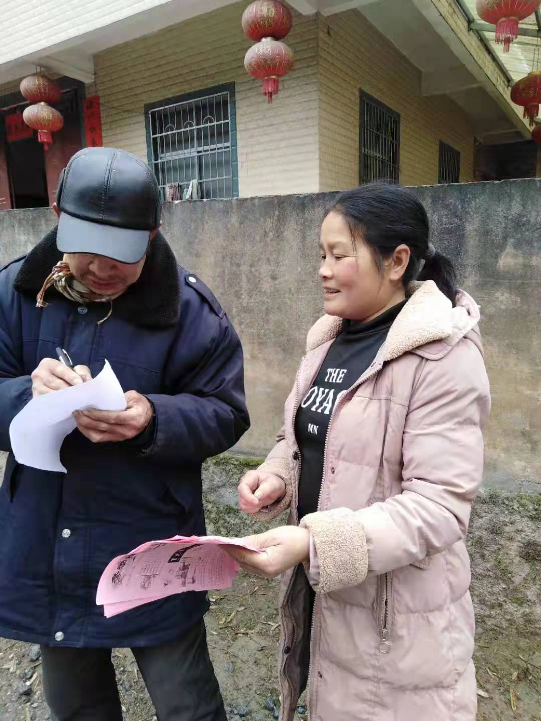 入村入户入心 何家洞镇宣传雨雪冰冻天气防范接地气.jpg