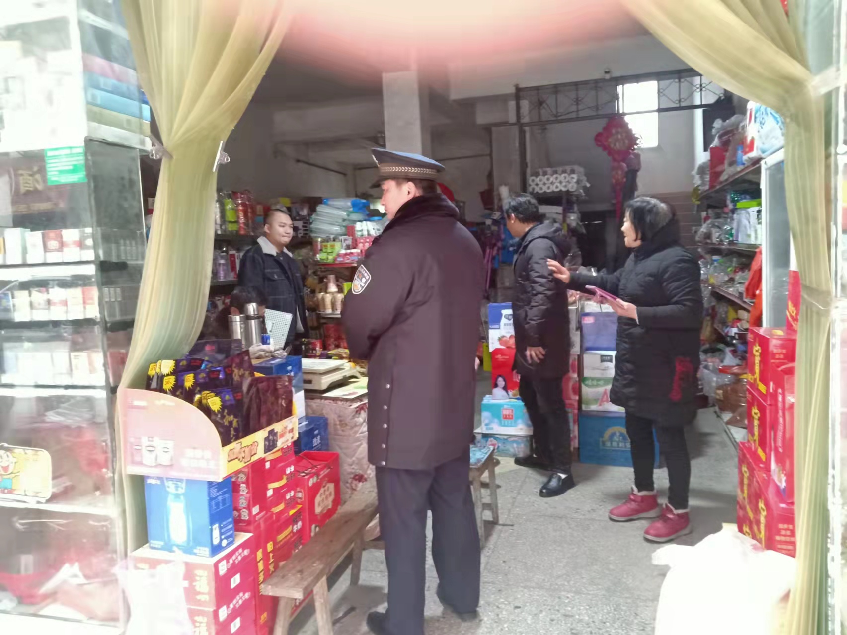 何家洞镇：开展非法销售烟花爆竹排查整治活动.jpg