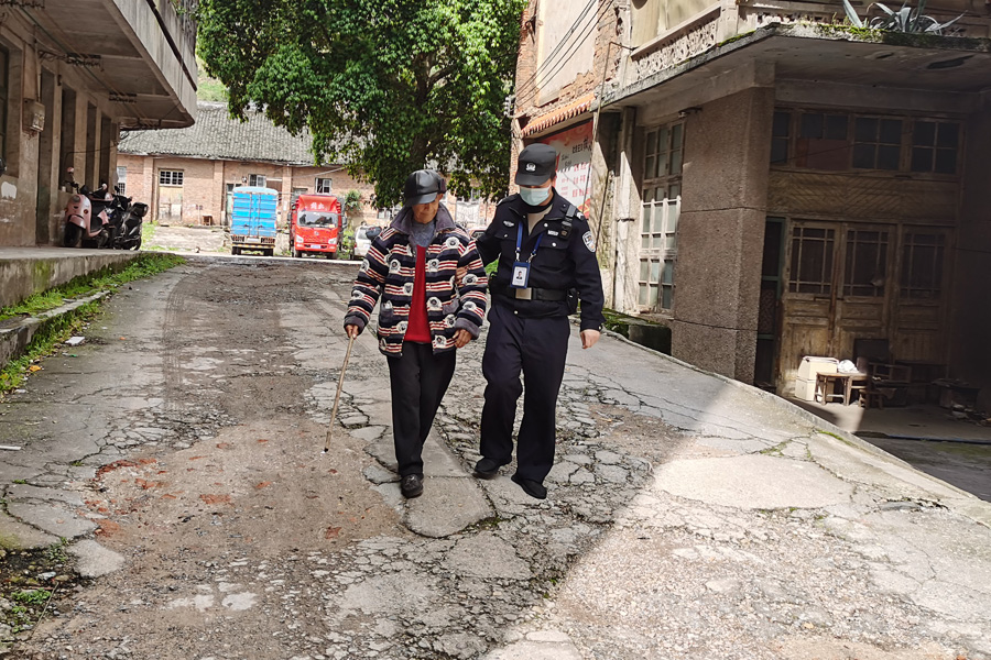 老人外出迷路 民警助其回家.JPG