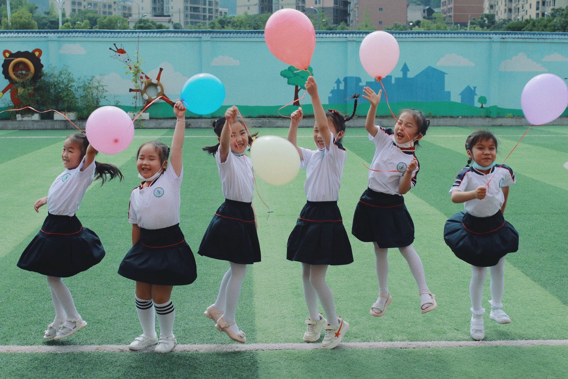 6月27日，双牌县第二幼儿园举行毕业典礼，老师给孩子们送上深深的祝福，孩子们用童言稚语真诚地表达了对幼儿园的依依惜别之情和对老师的爱。