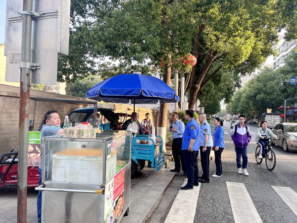 整治校园周边食品摊贩 保障学生食品安全（图）_副本.jpg