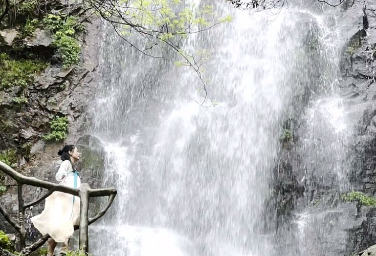 视频丨当湖南阳明山的初夏瀑布遇上汉服风华