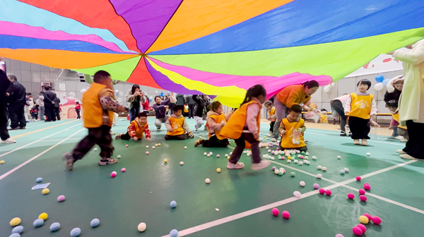 12月31日上午，双牌县体育馆内笑语盈盈，双牌县第一幼儿园以“绘本奇趣园，亲子悦成长”为主题的2025年亲子活动在此热闹开启。百余组家庭携手走进绘本世界，在《彩虹糖果雨》《好饿的毛毛虫》等经典绘本延伸的趣味活动中，共享亲子时光，解锁阅读新乐趣。