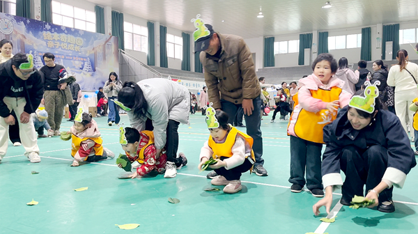 12月31日上午，双牌县体育馆内笑语盈盈，双牌县第一幼儿园以“绘本奇趣园，亲子悦成长”为主题的2025年亲子活动在此热闹开启。百余组家庭携手走进绘本世界，在《彩虹糖果雨》《好饿的毛毛虫》等经典绘本延伸的趣味活动中，共享亲子时光，解锁阅读新乐趣。