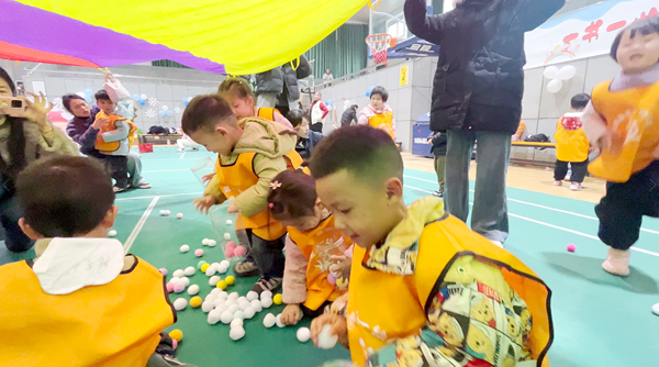 12月31日上午，双牌县体育馆内笑语盈盈，双牌县第一幼儿园以“绘本奇趣园，亲子悦成长”为主题的2025年亲子活动在此热闹开启。百余组家庭携手走进绘本世界，在《彩虹糖果雨》《好饿的毛毛虫》等经典绘本延伸的趣味活动中，共享亲子时光，解锁阅读新乐趣。