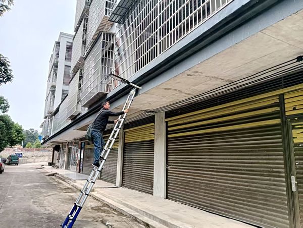 安装太阳能路灯_副本.jpg 安装太阳能路灯_副本.jpg