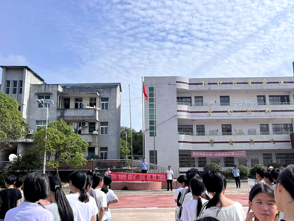 理家坪乡：喜迎双节护成长 法治宣传进校园(图)_副本.png
